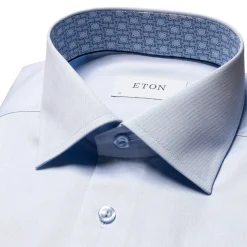 Contemporary lysblå skjorte m kontrast